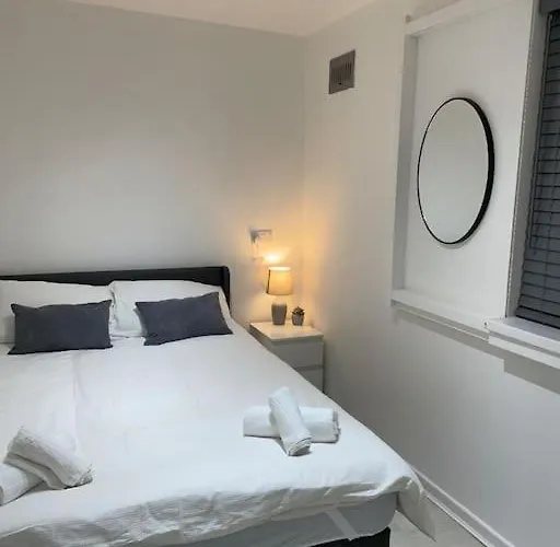 Belfast Chic: Elegant 2Br Sleeps 5, Prime Location
